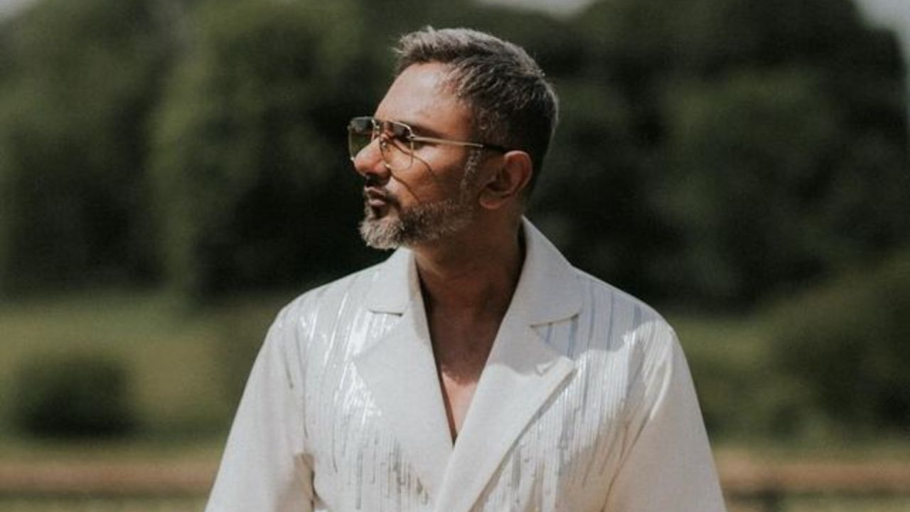 देशातील सर्वाधिक कमाई करणाऱ्या गायकांमध्ये हनी सिंगचे नाव समाविष्ट आहे. रिपोर्ट्सनुसार, रॅपर बादशाहची एकूण संपत्ती 124 कोटी रुपये आहे.
