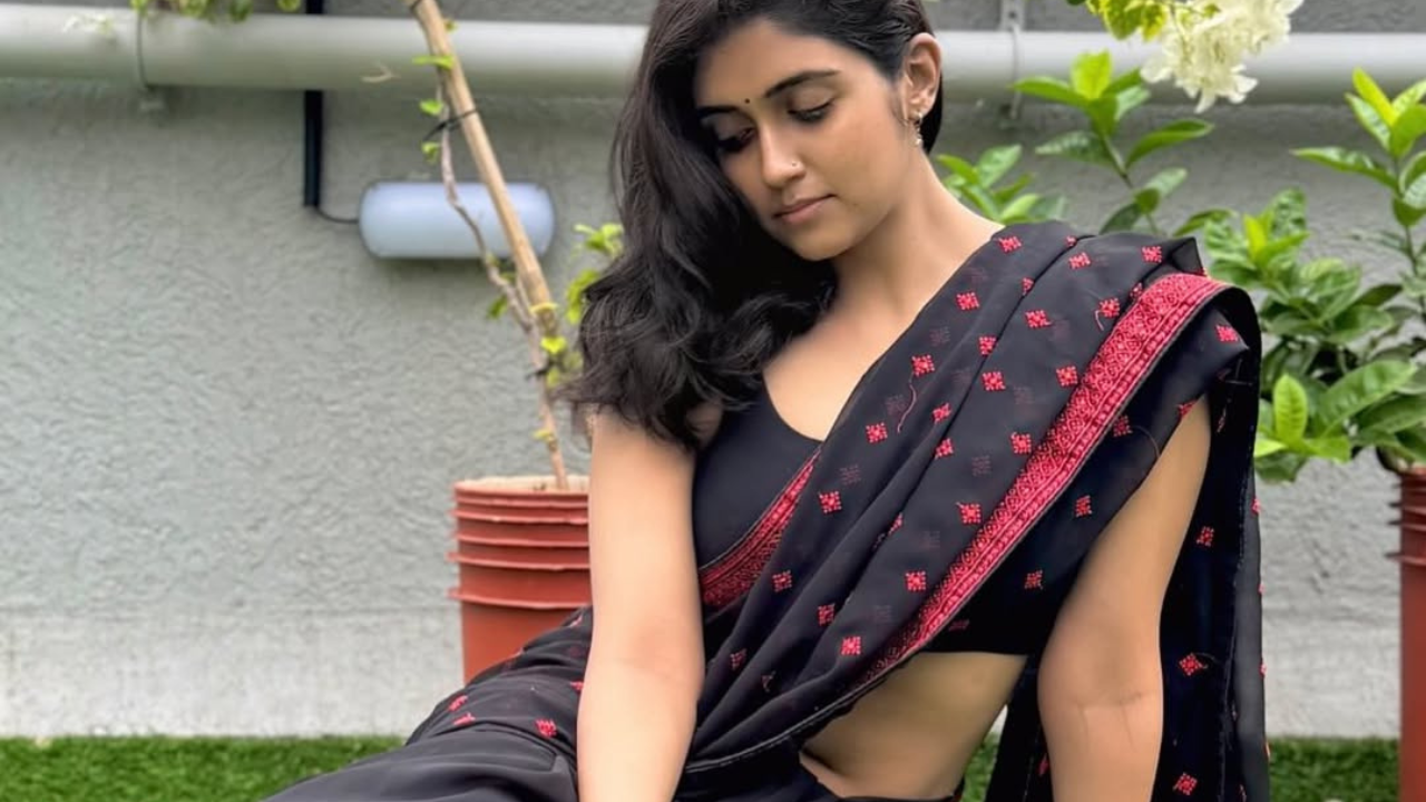 रेड बॉर्डर आणि रेड प्रिंट असणारी ब्लॅक सिल्क साडी रिंकूने नेसली आहे आणि वेगवेगळ्या पोझ देत सर्वांचं लक्ष वेधून घेतलंय