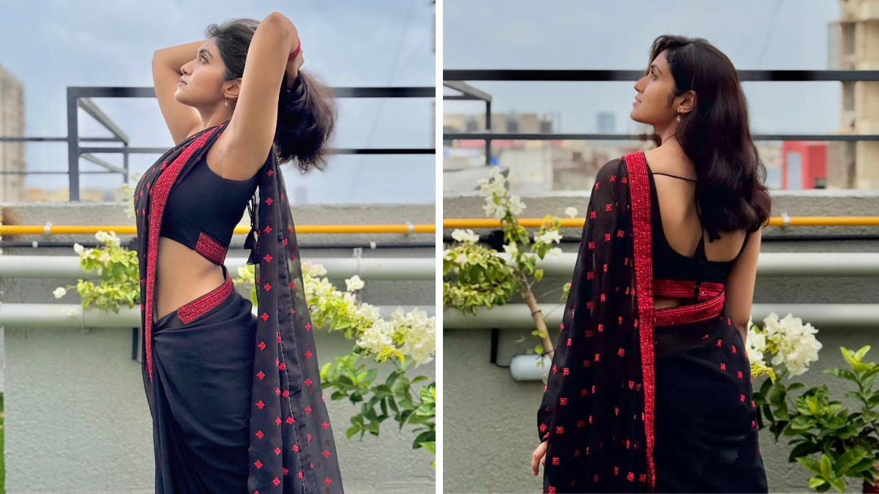 या साडीसह तिने स्लिव्हलेस आणि बॅक नॉट असणारा ब्लॅक ब्लाऊज परिधान केलाय आणि या ब्लाऊजलादेखील रेड बॉर्डर देण्यात आलीये 