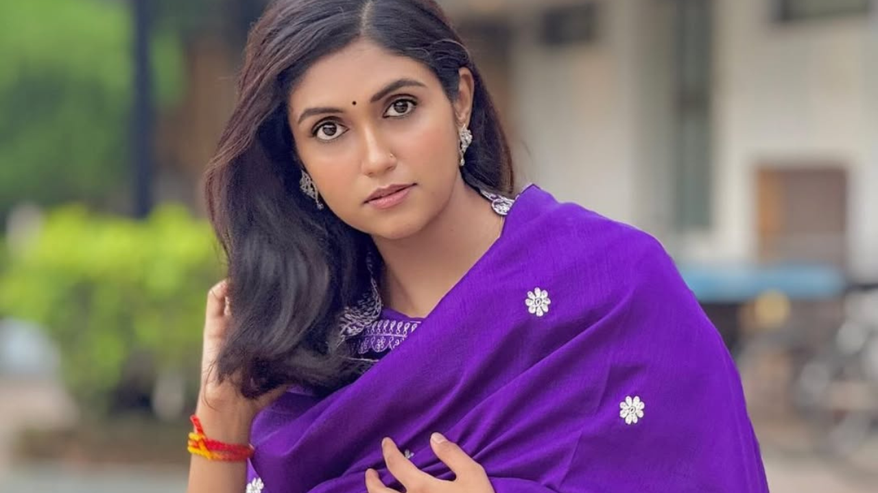 या जांभळ्या ड्रेससह रिंकूने डायमंडचे नाजूक कानातले घातले आहेत आणि गळ्यात केवळ एक साधी सोन्याची चेन घातली आहे तर अत्यंत मिनिमल दागिने ठेवत साधा लुक ठेवलाय