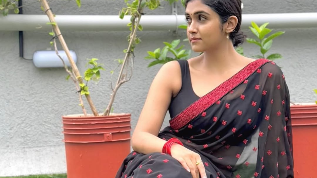 हातात लाल बांगड्या आणि कानात केवळ लहानसे टॉप्स घालत रिंकूने ही फॅशन पूर्ण केलीये. अगदी Girl next door असा तिचा लुक भासतोय 