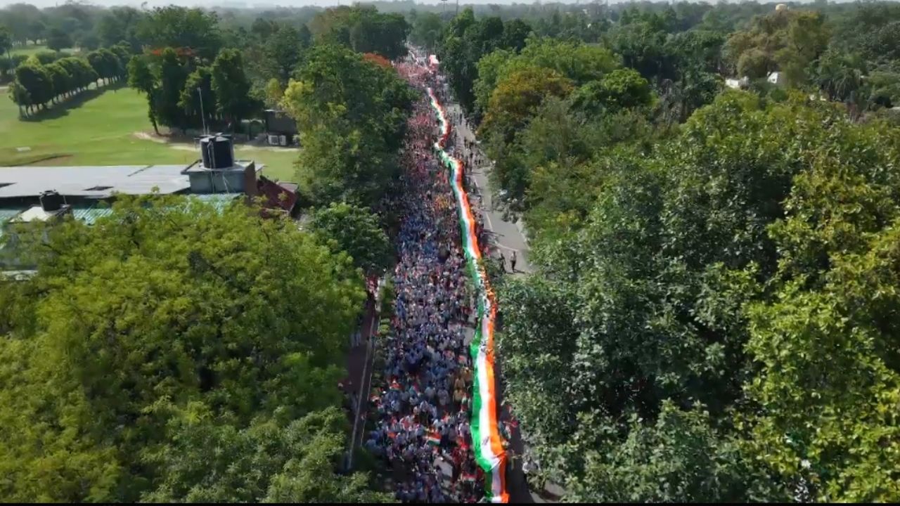 उत्तर प्रदेशची राजधानी लखनऊ येथे आयोजित करण्यात आलेल्या या भारत शौर्य तिंरगा रॅलीमध्ये यशाचा आनंद साजरा करण्यासाठी आला. 