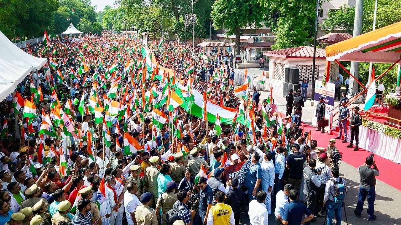 सैन्याच्या शौर्याला सलाम करण्यासाठी, उत्तर प्रदेशचे मुख्यमंत्री योगी आदित्यनाथ यांनी आयोजित केलेल्या रॅलीमध्ये लाखो लोक सहभागी झाले होते. 