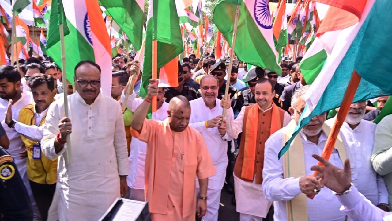 यावेळी हातामध्ये तिरंगा घेऊन भारत माता की जय अशा घोषणा देण्यात आल्या. यामुळे परिसरामध्ये उत्साहपूर्ण आणि शौर्यपूर्ण वातावरण निर्माण झाले होते. 