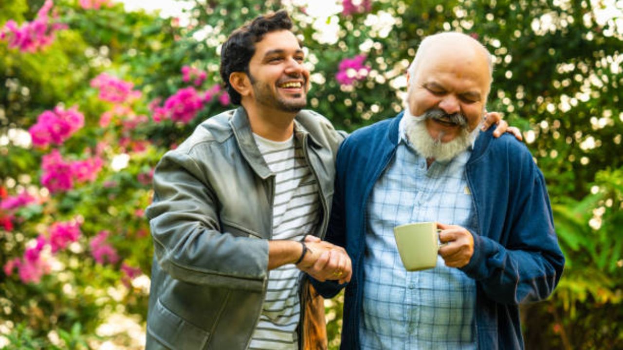 तुम्हीही ऐकले असतील वडिलांचे 'हे' कॉमन वाक्य (फोटो सौजन्य: iStock)