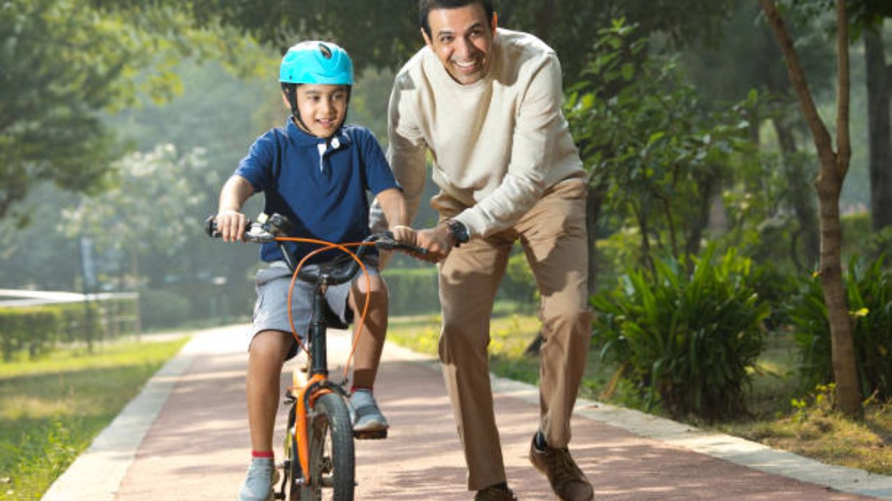 तू बाप होशील तेव्हा समजेल: अनेकदा जेव्हा वडिल आपल्या काळजीपोटी काही गोष्टी सांगतात आणि आपण त्याकडे दुर्लक्ष करतो, तेव्हा वडील आपल्याला म्हणतात, 