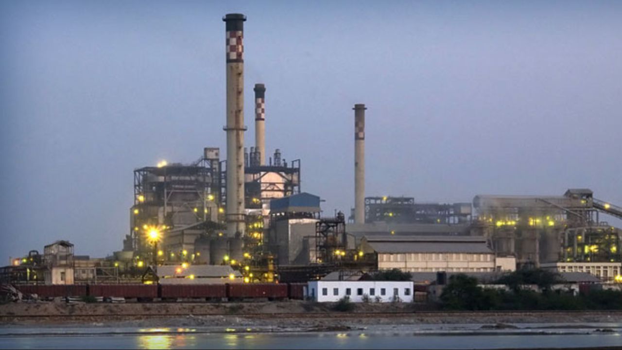टाटा केमिकल्स लिमिटेड: कंपनीने गुंतवणूकदारांना प्रति शेअर ११ रुपये लाभांश देण्याचा निर्णय घेतला आहे. कंपनी १२ जून रोजी शेअर बाजारात एक्स-डिव्हिडंड ट्रेडिंग करेल. शुक्रवारी बीएसईमध्ये या कंपनीच्या शेअर्सची किंमत ९३२.९५ रुपये होती. गेल्या एका महिन्यात या टाटा कंपनीने १४ टक्के परतावा दिला आहे.