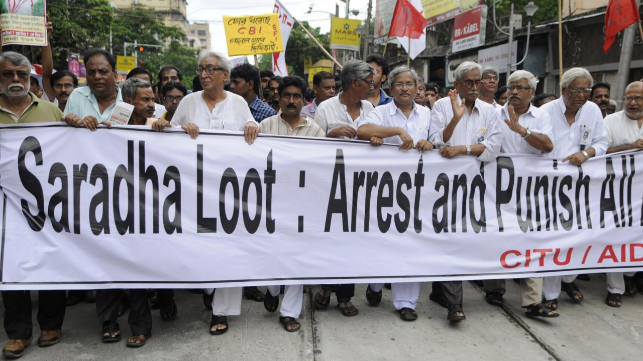 शारदा चिट फंड घोटाळा: २०१३ मध्ये एक मोठा आर्थिक घोटाळा उघडकीस आला जेव्हा शारदा ग्रुपने २,५०० कोटी रुपयांचा चिट फंड घोटाळा केला आणि पश्चिम बंगालमधील सुमारे १७ लाख लहान गुंतवणूकदारांना फसवले. सुदीप्त सेन यांच्या नेतृत्वाखालील या फसव्या योजनेत अवास्तव परताव्याचे आश्वासन देण्यात आले होते, परंतु जेव्हा ते कोसळले तेव्हा हजारो कुटुंबे आर्थिकदृष्ट्या उद्ध्वस्त झाली. शारदा एका पॉन्झी योजनेप्रमाणे काम करत होती, कमी उत्पन्न असलेल्या गुंतवणूकदारांकडून रिडीमेबल बॉण्ड्स आणि सुरक्षित डिबेंचर जारी करून पैसे गोळा करत होती. 