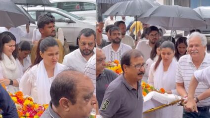 वडिलांच्या अंत्ययात्रेत मनारा चोप्रा भावुक; बहीण आणि आईसह पोहचली स्मशानभूमीत; वडील पंचतत्वात विलीन
