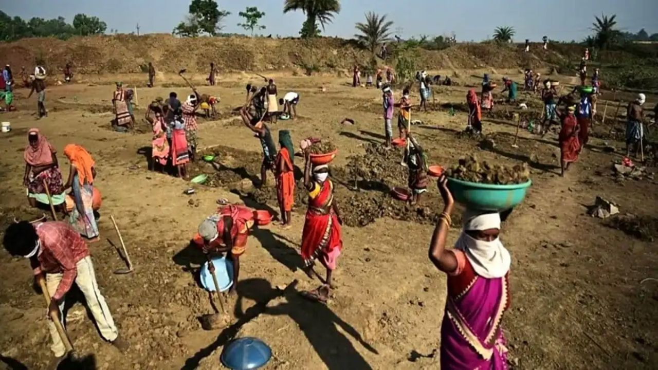 1.20 लाख मजुरांच्या हाताला मिळालं काम, या जिल्ह्यात 474 ठिकाणी सुरुवात