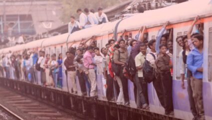 Mumbai Local : लोकल प्रवासादरम्यान दररोज १० प्रवाशांचा मृत्यू; दुर्घटना रोखण्याचं रेल्वे प्रशासनासमोर आव्हान