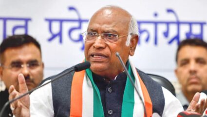 Karnataka Politics : कर्नाटकच्या मुख्यमंत्र्यांची खुर्ची धोक्यात? मल्लिकार्जुन खरगे यांच्या विधानाने खळबळ