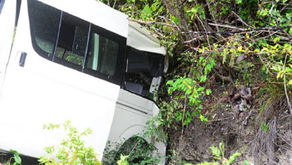UP Accident: स्लीपर बस रेलिंगला धडकली अन्….; भीषण अपघातामध्ये 2 जणांचा मृत्यू, ५० गंभीर जखमी