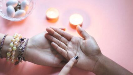 Palmistry: तळहातावरील या रेषेमुळे करिअरमध्ये मिळते उच्च स्थान