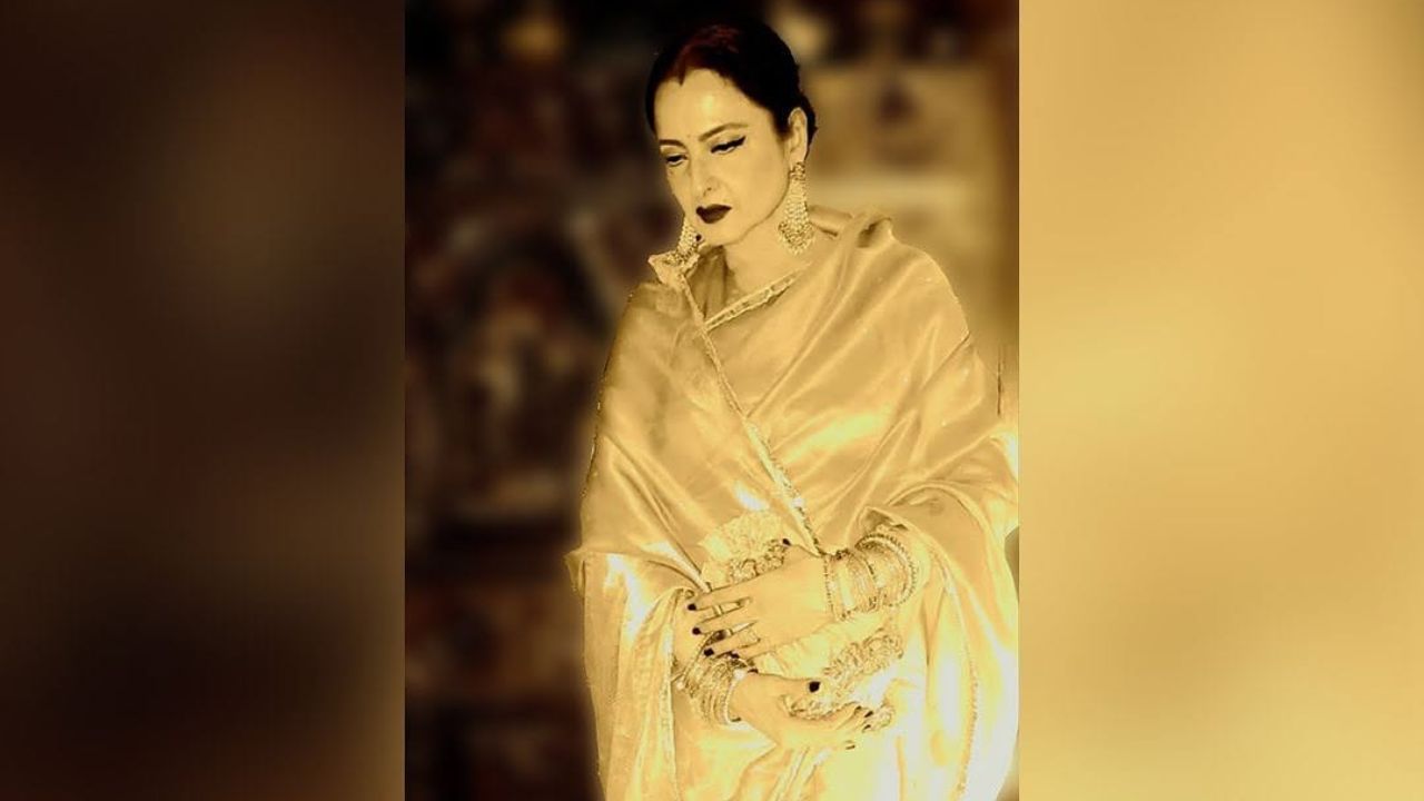 अभिनेत्रीने या सुंदर साडीवर वेगवेगळ्या पोज देऊन फोटोशूट केले आहे. जे फोटो खूपच सुंदर दिसत आहे. त्यांच्याकडे पाहून कोणीच म्हणणार नाही की ही दशकातील अभिनेत्री आहे. 