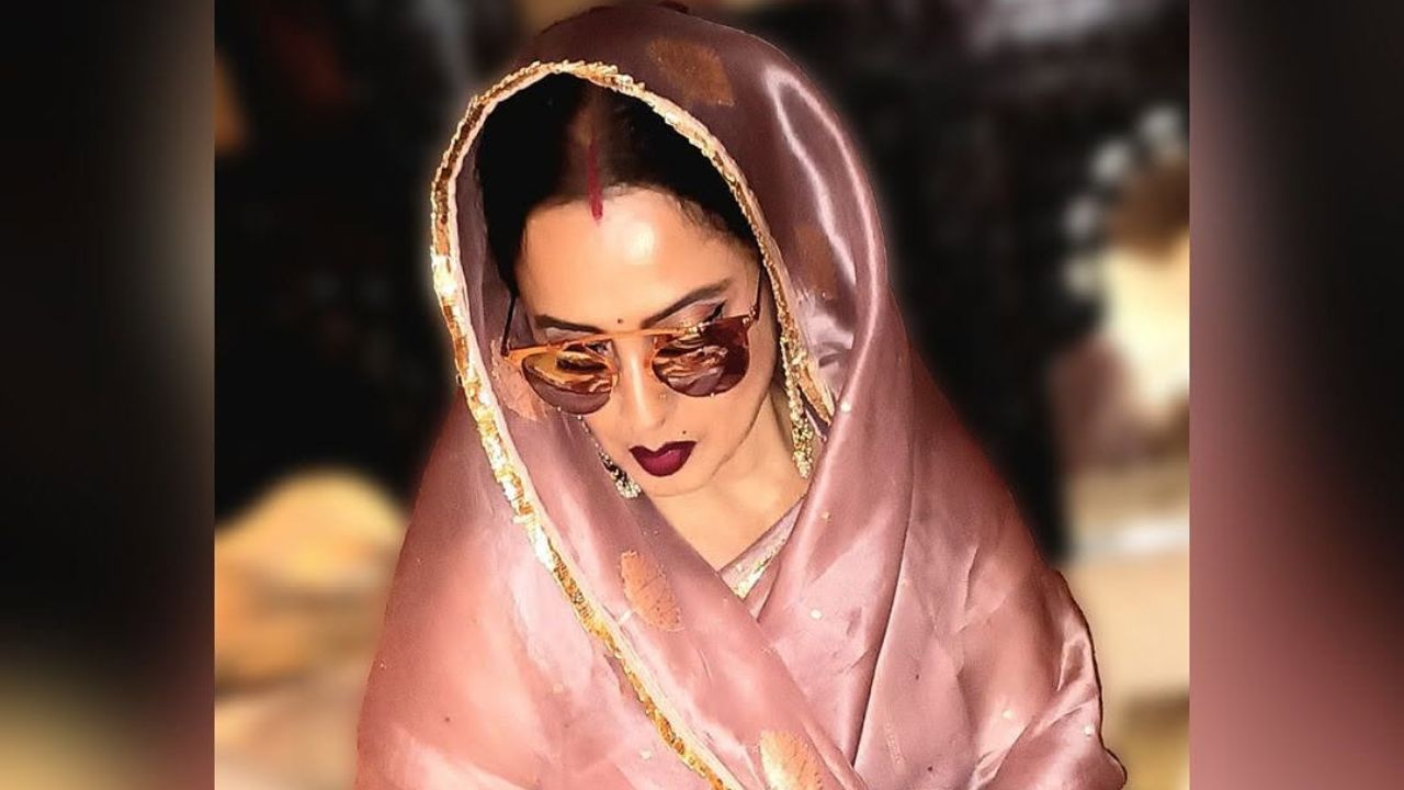 रेखा या गुलाबी साडीवर खूपच मोहक दिसत आहे. तसेच त्यांनी साडीवरील पारंपरिक लुक पूर्ण करण्यासाठी हातात मोठ्या गोल्डन बांगड्या, कानात मोठे झुमके, आणि केसाच्या भांगेत लाल सिंदूर लावले आहे. 