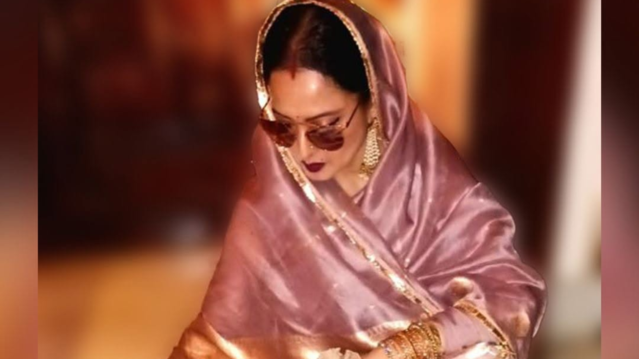 रेखा यांनी या साडीवर एक गॉगल देखील लावला आहे. ज्यामुळे त्यांचा लुक एकदम रुबाबदार दिसत आहे. तसेच त्यांनी हातात एक सोनेरी बटवा देखील पकडला आहे. 