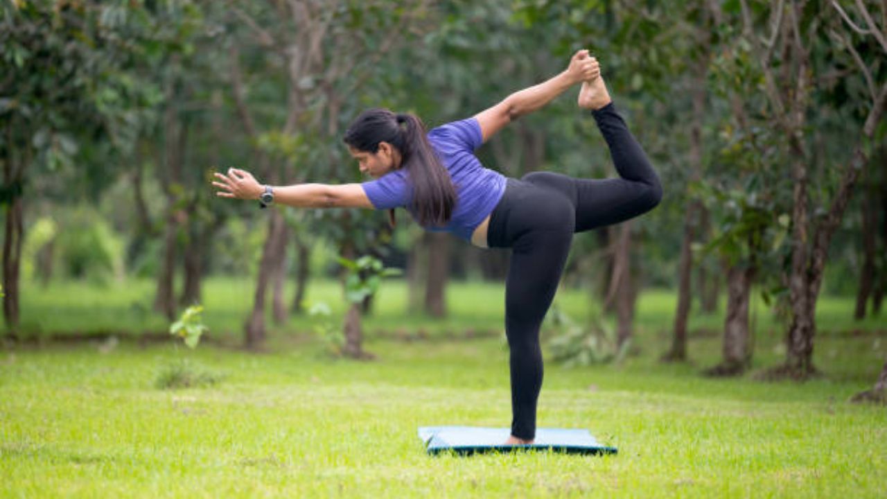 सकाळी उठल्यानंतर नियमित योगासने केल्यामुळे सांध्याची लवचिकता वाढते, रक्ताभिसरण सुधारते, स्नायू मजबूत होतात आणि वेदनांपासून आराम मिळतो. संधिवातापासून आराम मिळवण्यासाठी नियमित सकाळी उठल्यानंतर ताडासन करावे. यामुळे शरीराचे संतुलन सुधारते. 