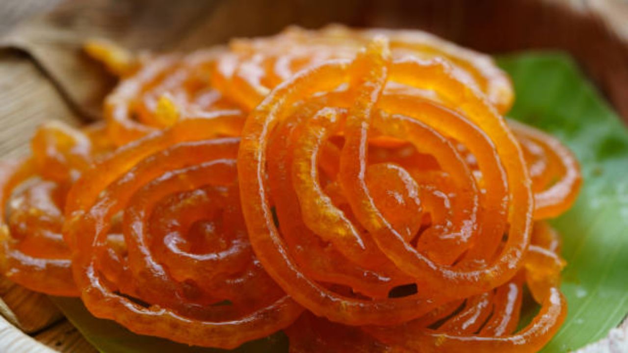 मधुमेह किंवा आरोग्यासंबंधित इतर अनेक समस्यांमुळे त्रस्त असलेल्या लोकांनी जिलेबीचे सेवन अतिशय बेताने करावे. अन्यथा रक्तात साखरेचे प्रमाण वाढू शकते. 