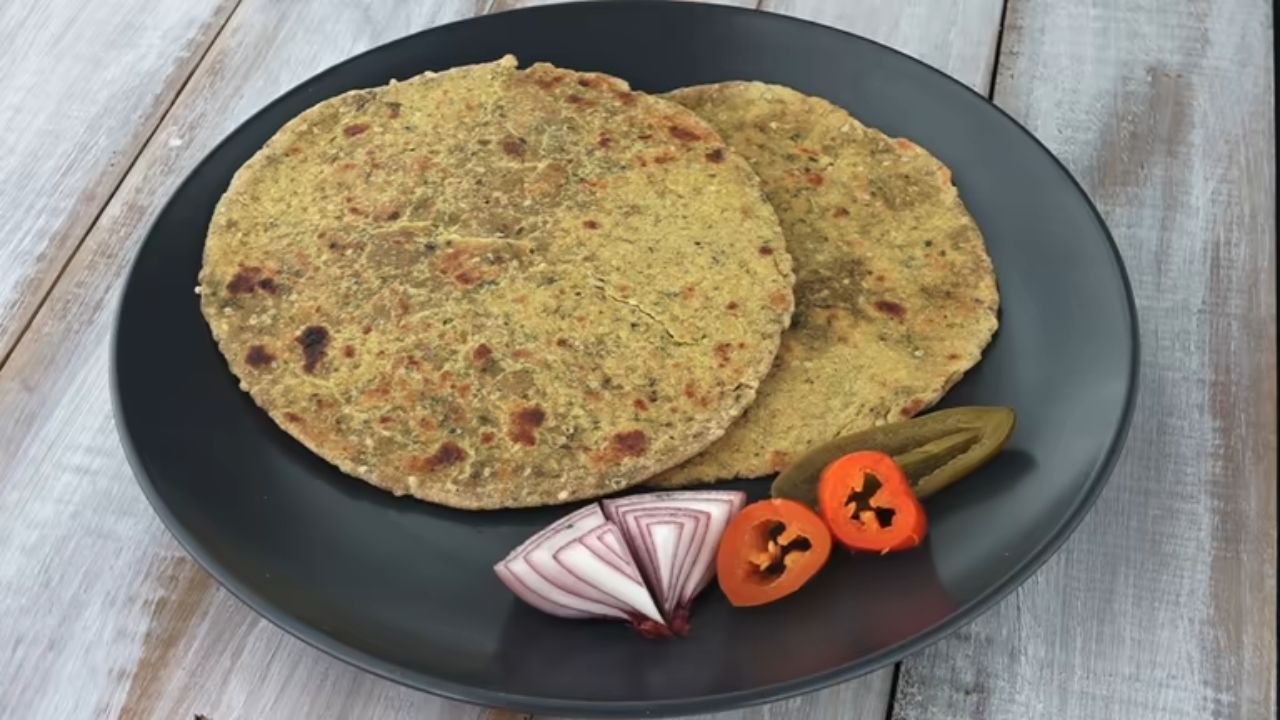 बाजरीचे पीठ आणि ताज्या मेथी दाण्यांचा वापर करून बाजरीची मेथी रोटी बनवली जाते. गुजरातमध्ये हा पदार्थ खूप जास्त प्रसिद्ध आहे. बाहेर जाताना किंवा जेवणाच्या डब्यात तुम्ही ही रोटी नेऊ शकता. 