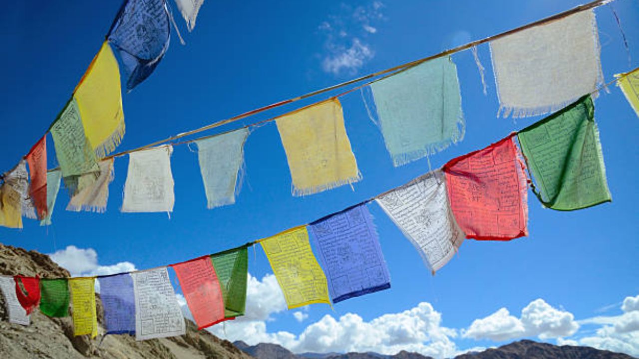 लेह लडाखच्या कोणत्याही दिशेला गेल्यानंतर तुम्हाला सगळीकडे तिबेटी प्रार्थना झेंडे पाहायला मिळतील. हे झेंडे प्रत्येक व्यक्तीला काही खास संदेश देतात. शांतता ही मिळवण्याची गोष्ट नाही, तर ती मिळवावी लागते. 