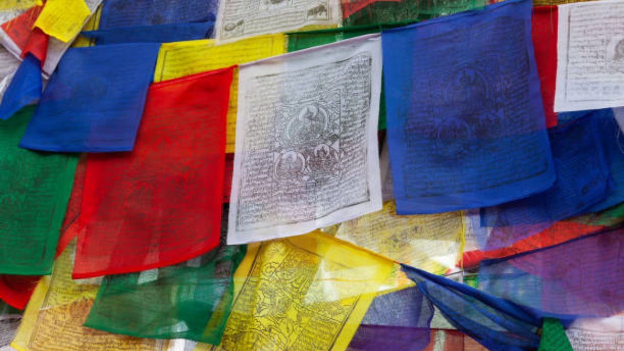लेह लडाखमधील लोक तिबेटी झेंड्याला अतिशय पवित्र मानतात. हा झेंडा कचऱ्याच्या डब्यात, खाली किंवा चुकीच्या ठिकाणी ठेवण्यास मनाई आहे.  