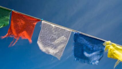 लेह-लडाखमधील प्रवासादरम्यान दिसणाऱ्या तिबेटी प्रार्थना झेंड्यांमधील पाच रंगांचा नेमकं अर्थ काय? जाणून घ्या सविस्तर