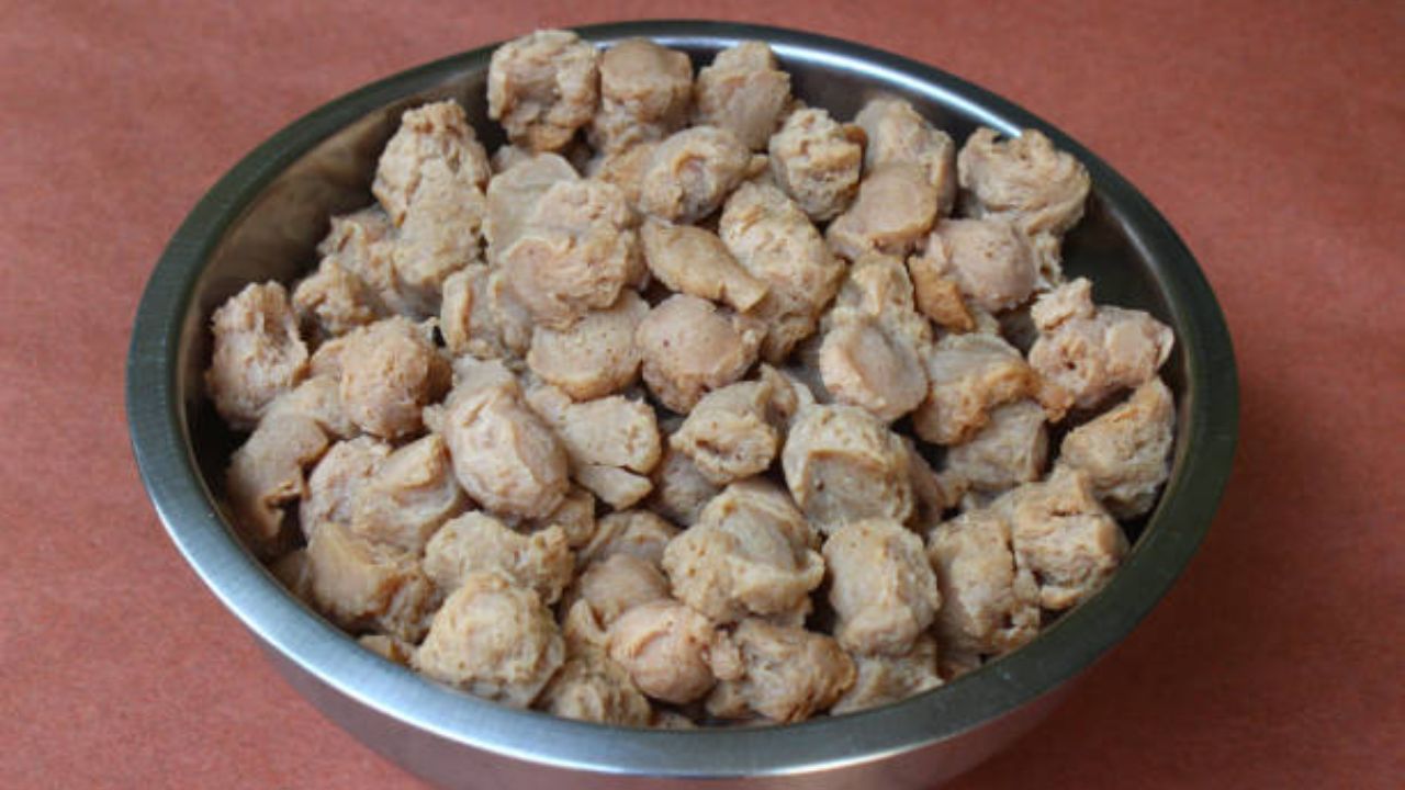 प्रथिनांची कमतरता भरून काढण्यासाठी आठवड्यातून दोनदा किंवा तीनदा सोयाबीनची भाजी बनवून खावी. सोयाबीनमध्ये भरपूर प्रमाणात प्रथिने आढळून येतात. 