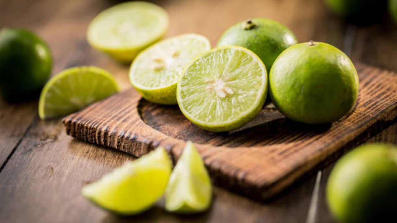  लिंबू खाल्यामुळे जेवणाची चव वाढते आणि शरीरसुद्धा अनेक फायदे होतात. सकाळी उठल्यानंतर उपाशी पोटी लिंबू पाण्याचे सेवन केल्यास शरीरात साचून राहिलेले विषारी घटक बाहेर पडून जातील. 