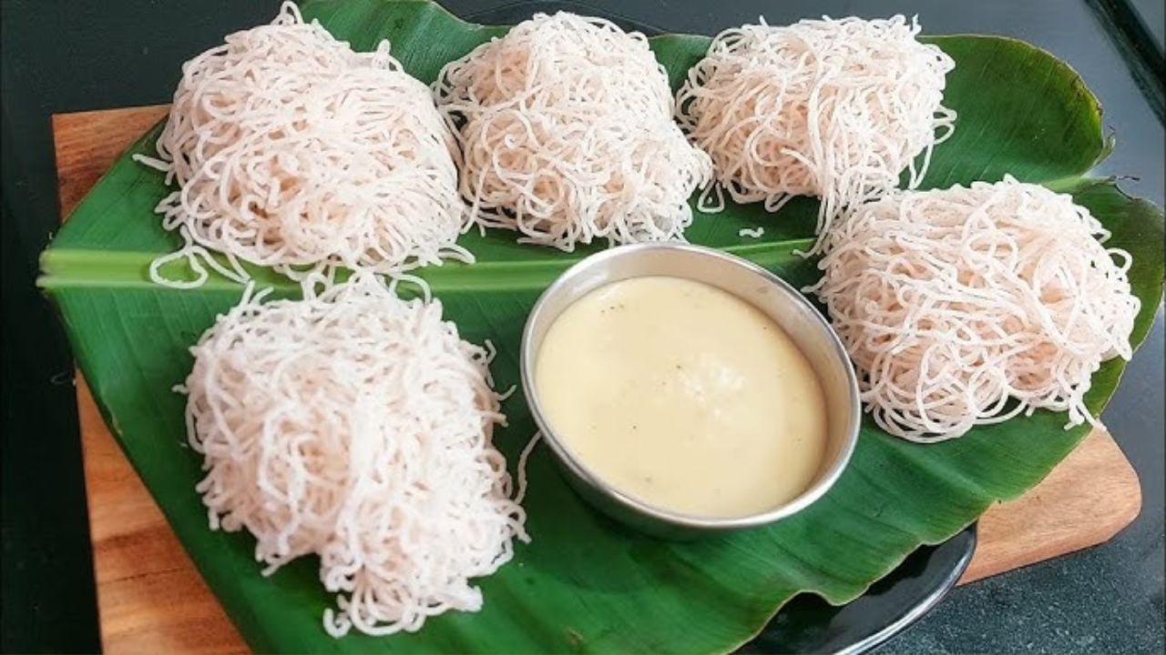 नारळाचा रस आणि शिरवाळे हा पदार्थ कोकणी माणसांच्या कायमच ओठांवर असतो. घरी आलेल्या पाहुण्यांसाठी किंवा नाश्त्यात रसातले शिरवाळे खाल्ले जातात. तांदळाच्या पिठाचा वापर करून बनवलेल्या शेवया नारळाच्या दुधासोबत खाल्ल्या जातात. 