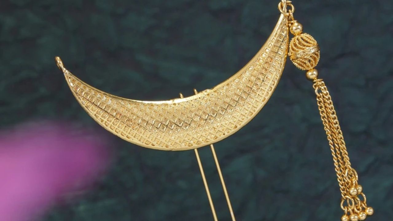 सणावाराच्या दिवशी पारंपरिक पद्धतीमध्ये महिला तयार होतात. त्यामुळे अंबाडा हेअर स्टाईल केल्यानंतर तुम्ही या डिझाइन्सची चंद्रकोर केसांमध्ये लावू शकता. यामुळे तुमचा लुक पारंपरिक दिसेल. 