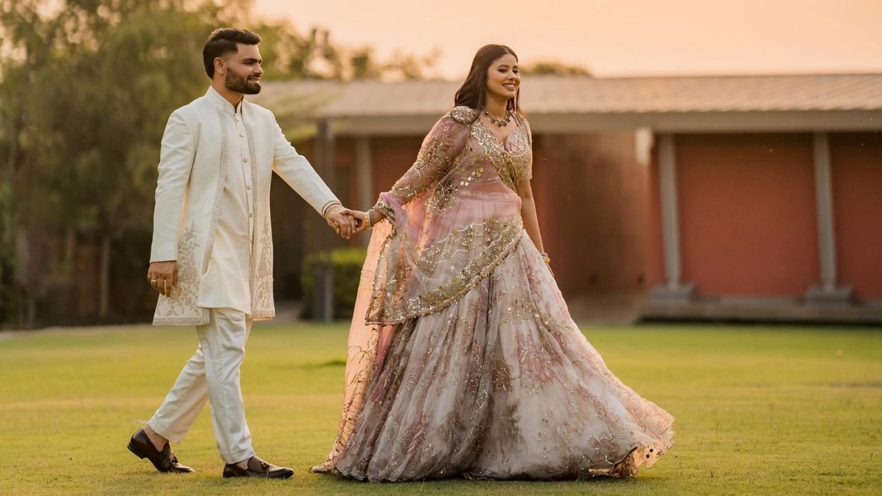 समोर आलेल्या छायाचित्रात, रिंकू सिंगने सुंदर शेरवानी घातली आहे, तर प्रियाने सुंदर भरतकाम केलेला गुलाबी लेहेंगा घातला आहे. रिंकू आणि प्रिया एकमेकांचे हात धरून स्टेजवर जाताना दिसले. फोटो सौजन्य : Priya Saroj