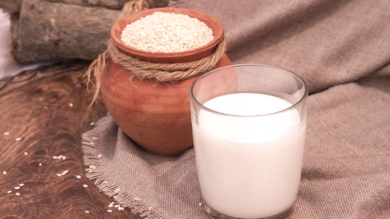 कॅल्शियमचा उत्तम स्रोत म्हणजे तिळाचे दूध. तिळाचे दूध प्यायल्यामुळे शरीराला आवश्यक कॅल्शियम मिळते. यासोबतच शरीरात कायम ऊर्जा टिकून राहते. 