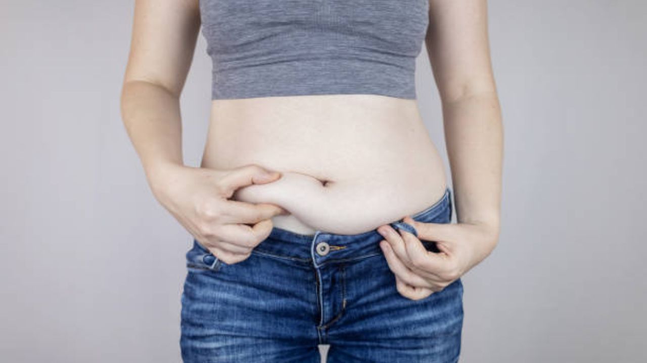 Belly Fat कमी करण्यासाठी नियमित करा 'या' भाज्यांच्या रसाचे सेवन