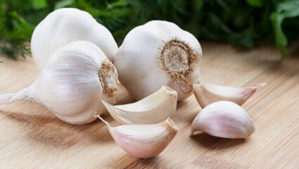 सकाळी उठल्यानंतर रिकाम्या पोटी चावून खा ‘हा’ पांढरा पदार्थ, आतड्यांमध्ये साचलेली घाण क्षणार्धात पडून जाईल बाहेर