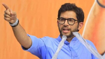 ‘हे सरकार चालवतायेत की कॉमेडी शो? मौखिक भाषेच्या दाव्यावर आदित्य ठाकरेंचा आक्रमक पवित्रा