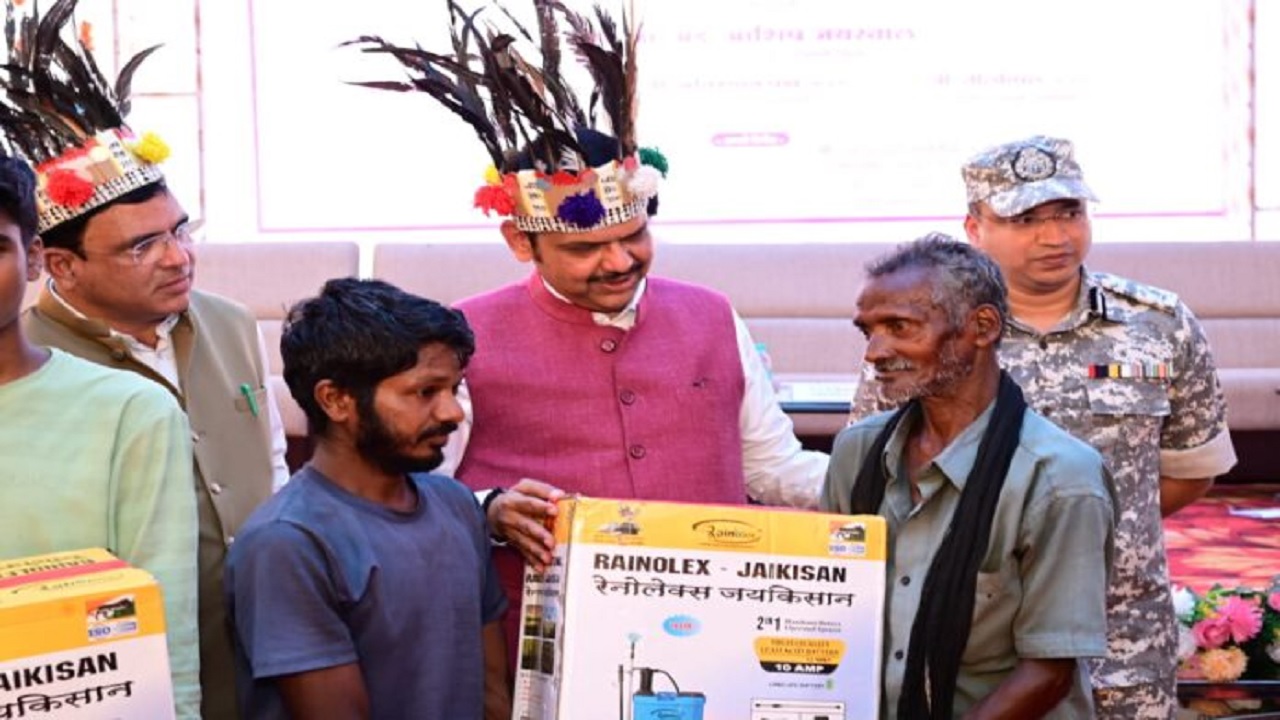 कोट्यवधींचे बक्षीस असलेल्या 12 नक्षलवाद्यांनी शस्त्रांसह शरणागती, मुख्यमंत्र्यांची छत्तीसगड सीमेवरील दुर्गम कवंडे गावाला भेट