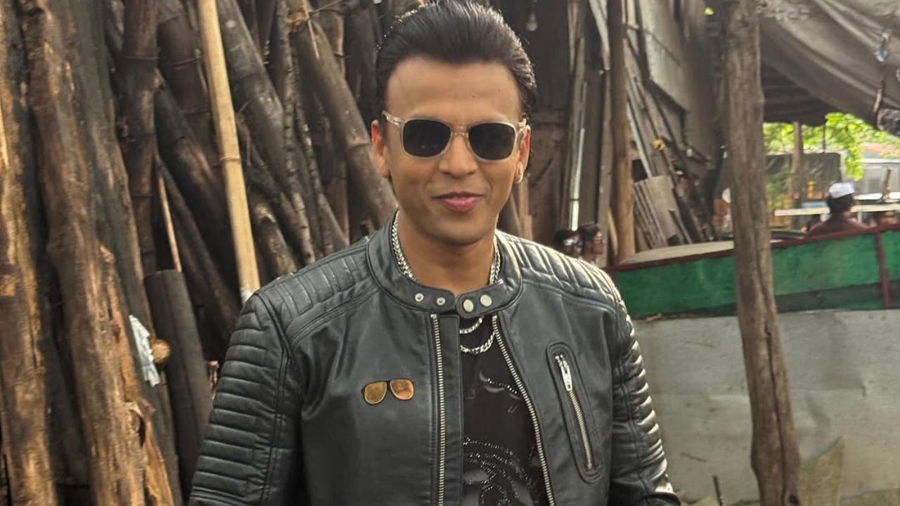 शेअर केलेल्या अर्ध्या फोटोमध्ये अभिजीतच्या मागे लाईट स्पॉट दिसत आहे. तसेच असे वाटत आहे की तो नक्कीच नवीन गाण्याच्या सेटवर आहे. तसेच त्याच्या हातात पैसे देखील दिसत आहे. 