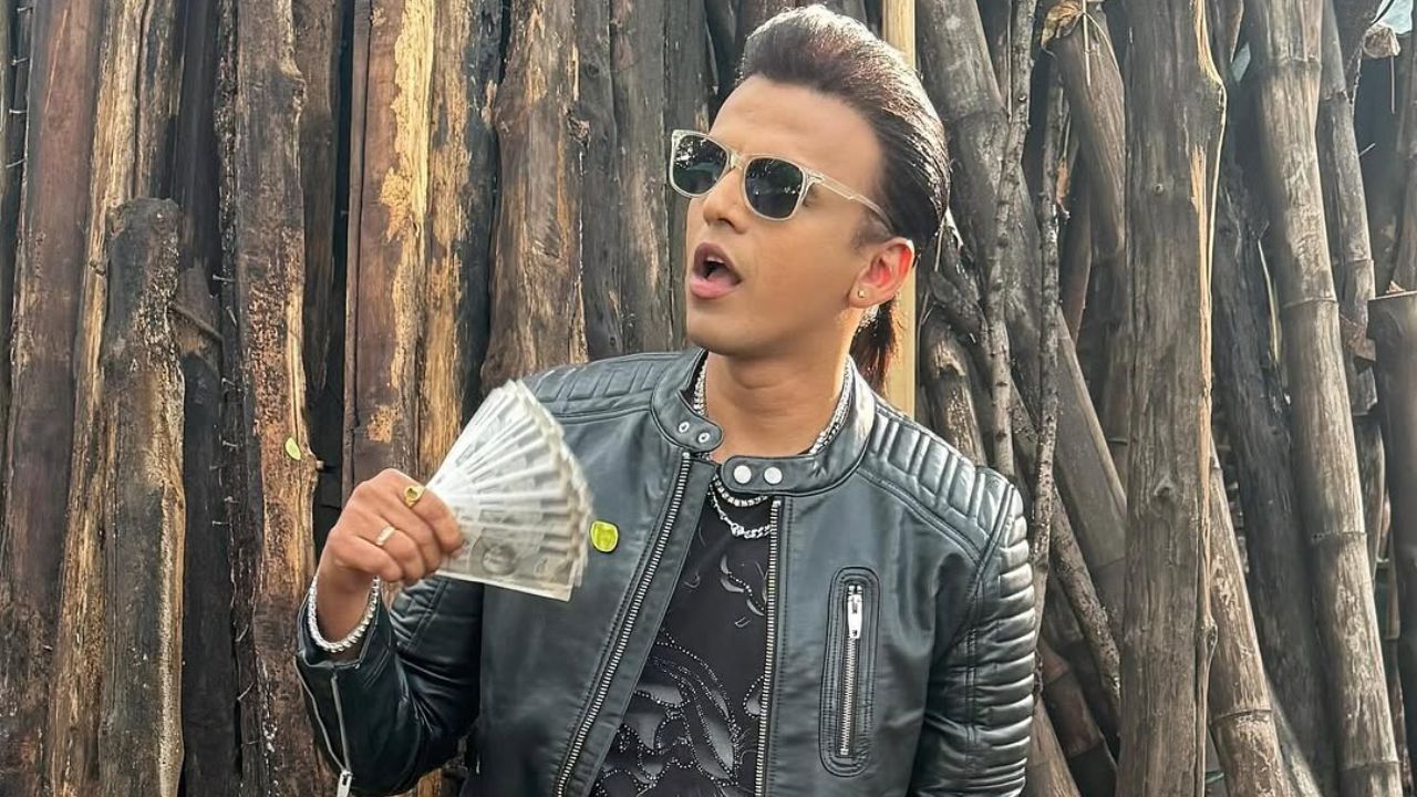 अभिजीतने शेअर केलेल्या फोटोमध्ये धोती, काळे टीशर्ट आणि त्यावर मॅचिंग जॅकेट घेतले आहे. तसेच चेहऱ्यावर गॉगल लावून अभिनेत्याने त्याचा लूक पूर्ण केला आहे. 