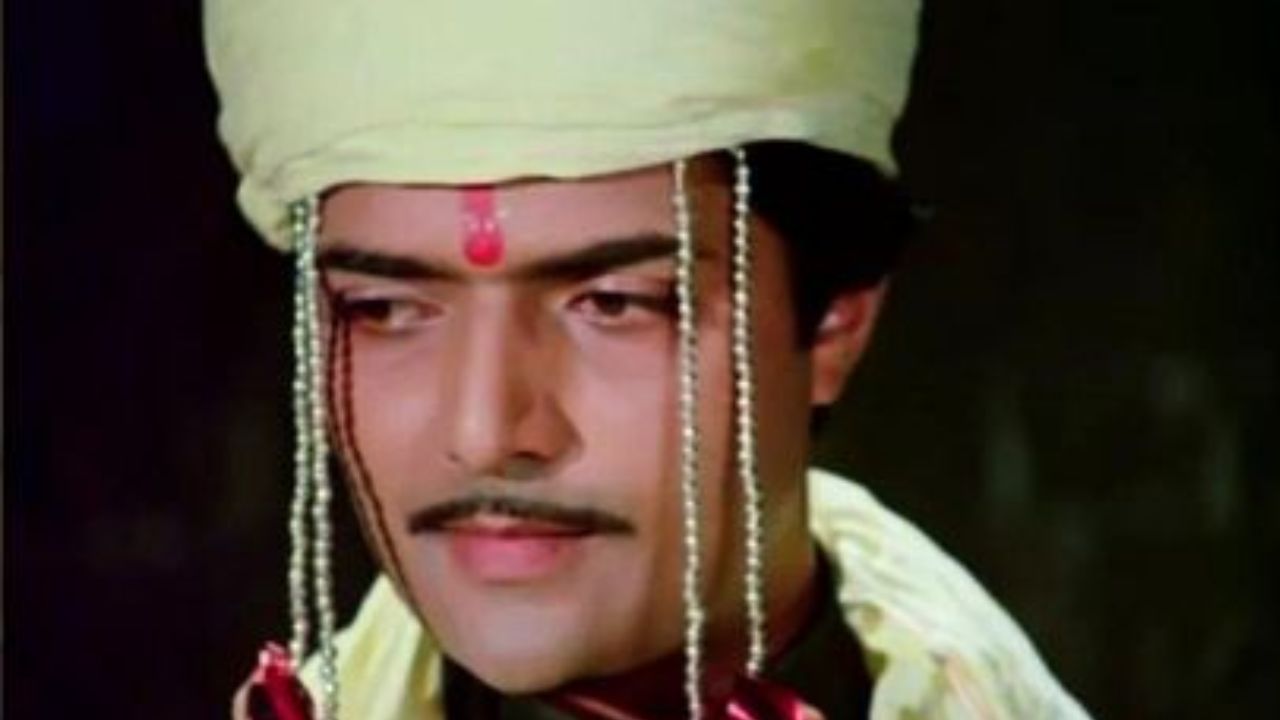 या यादीत पहिले नाव इंदर ठाकूर यांचे आहे, या अभिनेत्याने 'नदिया के पार' चित्रपटात 'चंदन'चा मोठा भाऊ 'ओमकार' ची भूमिका साकारली होती. वयाच्या अवघ्या ३५ व्या वर्षी त्यांचे निधन झाले. त्यांनी एअर इंडियामध्ये केबिन मॅनेजर म्हणून काम केले होते. २३ जून १९८५ हा तो दुर्दैवी दिवस होता जेव्हा ते त्यांच्या पत्नी आणि मुलासह एअर इंडिया फ्लाइट १८२ मध्ये बसले होते.