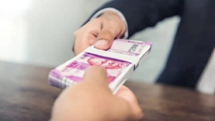 लाचं घेणं भोवलं! न्यायालयातील दोन लिपिकांना सापळा लावून पकडले
