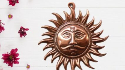 सूर्य देईल मान सन्मान आणि प्रतिष्ठा; ज्योतिषाशास्त्रानुसार घराच्या ‘या’ दिशेला लावा ताम्रसूर्य