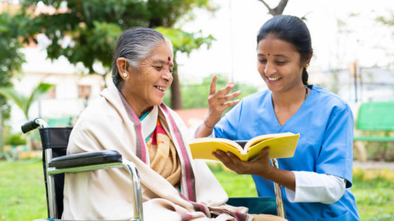 विश्रांती न घेता तासनतास वाचन केल्याने डोळ्यांना थकवा येऊ शकतो. डोळ्यांना थकवा येतो विशेषतः जेव्हा तुम्ही कमी प्रकाशात वाचता, त्यामुळे योग्य प्रकाशाची काळजी घ्यावी 