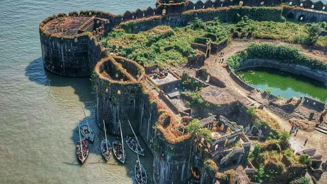 हा किल्ला तब्बल २२ एकरांवर पसरलेला आहे. यामध्ये एकूण २२ सुरक्षा चाैक्या बांधण्यात आल्या आहेत. प्रत्येक चाैकीवर अजूनही तोफा ठेवलेल्या आहेत. यावरुनच आपण त्याच्या सुरक्षेची कल्पना करु शकतो. या किल्ल्याचे बांधकाम मलिक अंबरने सुरु केले होते 
