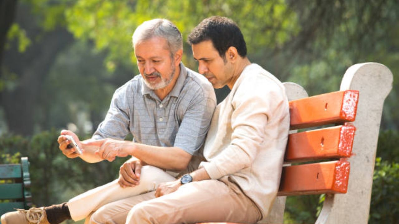 एक खास संध्याकाळ - वडिलांचा हा दिवस आणखीन खास बनवण्यासाठी एक संध्याकाळ त्याच्या नावी करा. यासाठी काय करावं तर तुम्ही तुमच्या वडिलांच्या आवडीचं जेवण, गाणी किंवा त्यांच्यासोबत गप्पागोष्टी करू शकता, आपले अनुभव शेअर करू शकता किंवा त्यांच्यासोबत काही जुन्या आठवणींना उजाळा देऊ शकता. 
