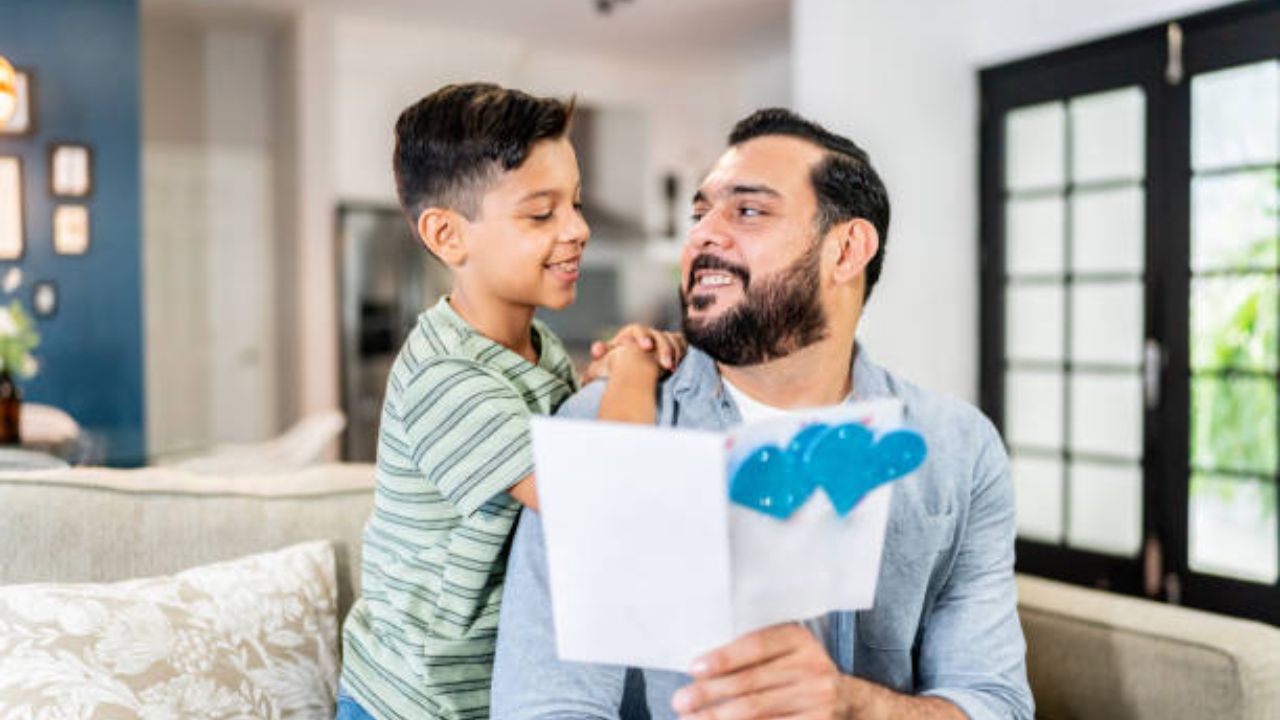 थँक यु कार्ड - अनेकदा आपल्याला आपल्या वडिलांचे प्रेम, कष्ट दिसतात मात्र त्यासाठी त्यांचे आभार मागण्याची संधी कधी मिळत नाही. अशात फादर्स डे निमित्त तुम्ही एक छान कार्ड तयार करून यात आपल्या मनातील भावना आपल्या वडिलांपर्यंत पोहचवू शकता आणि त्यांचे आभार मानू शकता. 

