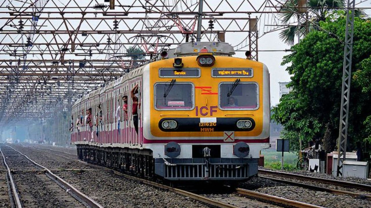 मुंबई लोकलमध्ये आता डिजिटल तिकिटिंग, मेगा ब्लॉक्सद्वारे सुधारणा, आणि नव्या उपनगरी जोडण्या (उदा. ठाणे-वाईकल मार्ग) यामुळे ही सेवा अधिक प्रभावी आणि आधुनिक होत आहे.
