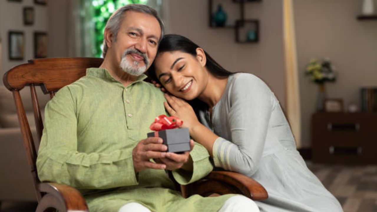 फोटो फ्रेम - अनेकदा ज्या गोष्टी बोलता येत नाहीत त्या फोटोतून व्यक्त होतात आणि जुन्या आठवणींना पुन्हा उजाळा मिळतो. आपल्या वडिलांचे सर्व जुने फोटो एकत्र करा आणि त्यांचा एक कोलाज बनवत त्यांना ही फोटोफ्रेम गीफ्ट करा. ही आनंदाची साठवण त्यांना नक्कीच फार आवडेल 
