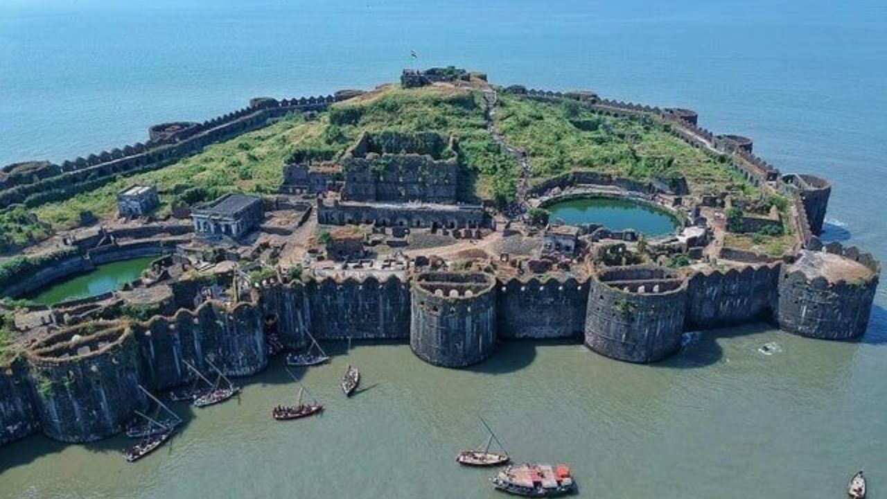 मुरुड जंजिरा किल्ल्याचा मुख्य दरवाजा इतक्या अनोख्या प्रकारे बांधण्यात आला आहे की किल्लयापासून काही मीटर दूर जाताच हा दरवाजा पूर्णपणे बंद होतो आणि भिंतींमध्ये जाऊन लपतो. यामुळे अनेक शत्रू गोंधळात पडायचे 
