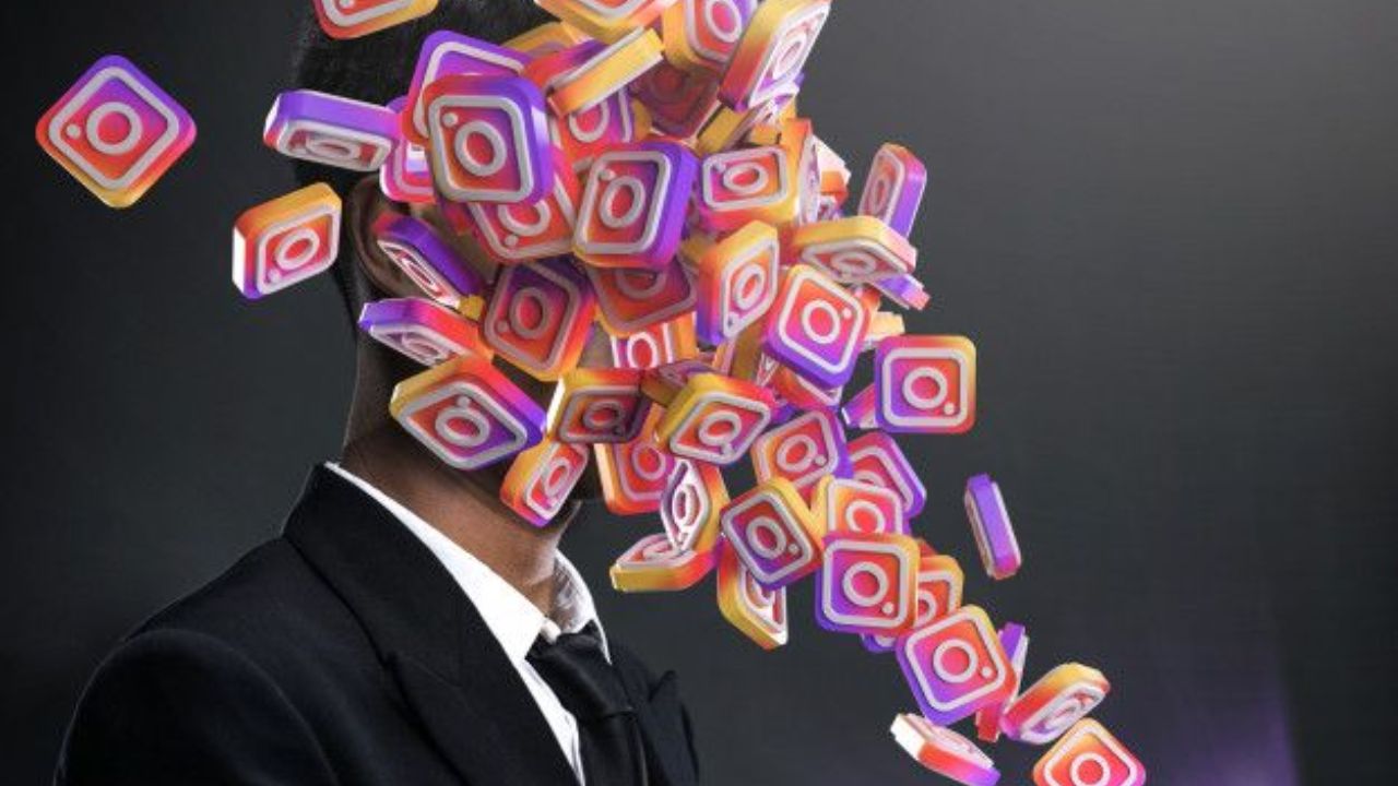 आता तुम्हाला स्क्रीनवर Tag People चा ऑप्शन दिसेल, त्यावर क्लिक करा. 

